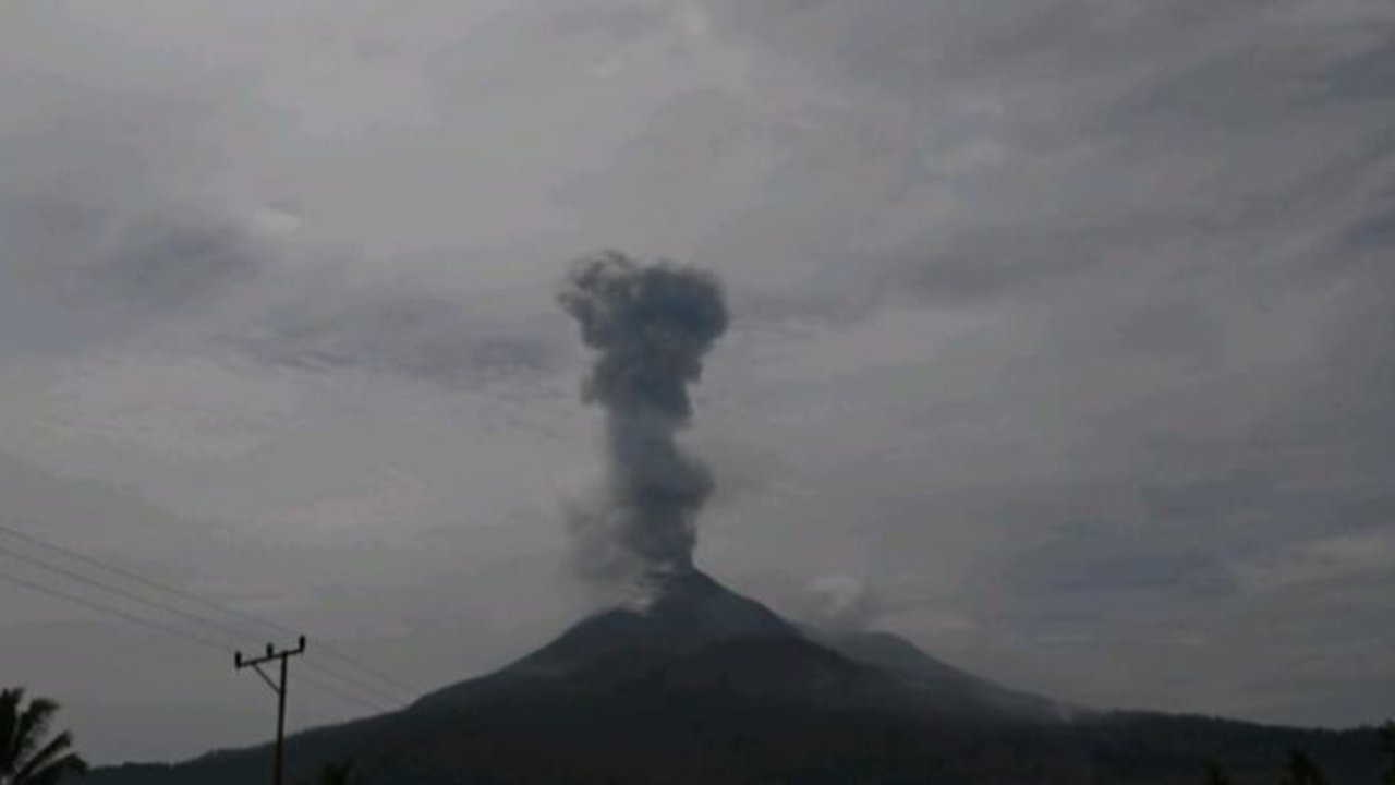 Gunung Lewotobi Laki-laki di Flores Timur, NTT, erupsi lima kali dalam enam jam pada Sabtu, 15 Maret 2024, dengan tinggi letusan mencapai 2000 meter; warga diimbau waspada dan menjauhi radius bahaya.