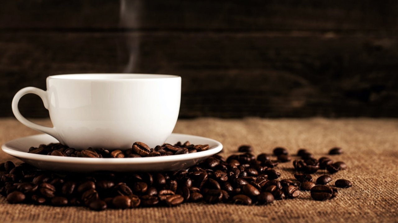 Ilustrasi kopi, biji kopi, coffee beans. (Photo by Mike Kenneally on Unsplash)