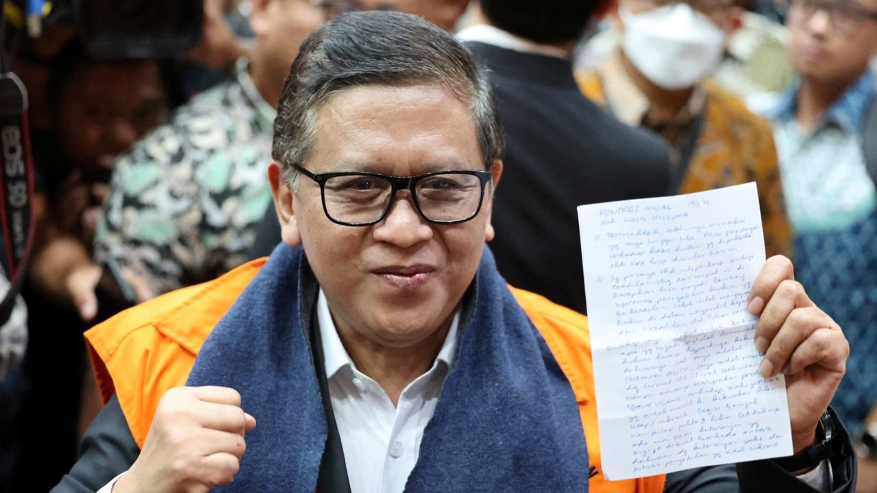 Sekjen PDIP Hasto Kristiyanto saat menjalani sidang perdana kasus dugaan suap Pengganti Antar Waktu (PAW) DPR RI yang melibatkan Komisioner KPU dan Caleg PDIP Harun Masiku serta perintangan penyidikan di Pengadilan Tipikor, Jakarta, Jumat (14/3/2024)