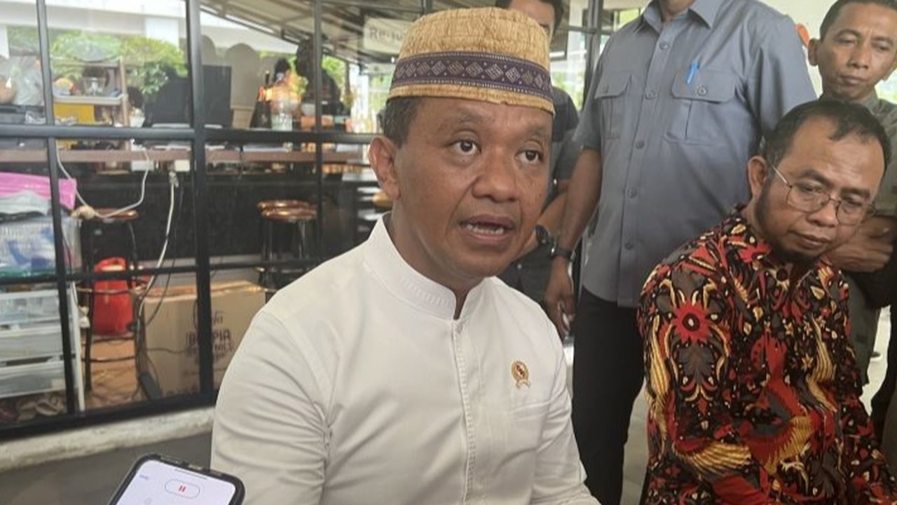 Menteri ESDM, Bahlil Lahadalia, meminta Singapura untuk berinvestasi di sektor hilirisasi Indonesia sebagai syarat ekspor listrik hijau dari Indonesia ke Singapura.