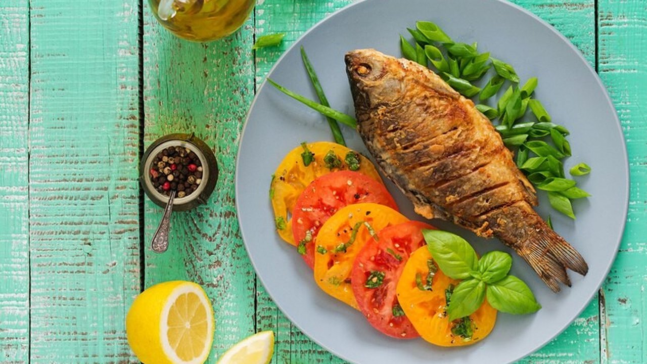 Ilustrasi ikan patin goreng/copyright freepik.com/kamranaydinov