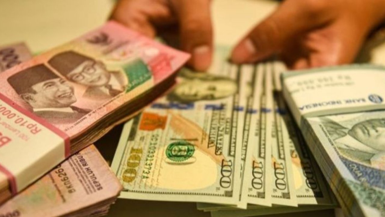 Kejadian kurs dolar AS di Google yang salah, yaitu Rp8.170, memicu diskusi tentang dampak apresiasi rupiah secara tiba-tiba dan pelajaran dari sejarah penguatan Yen Jepang dan Krona Islandia.