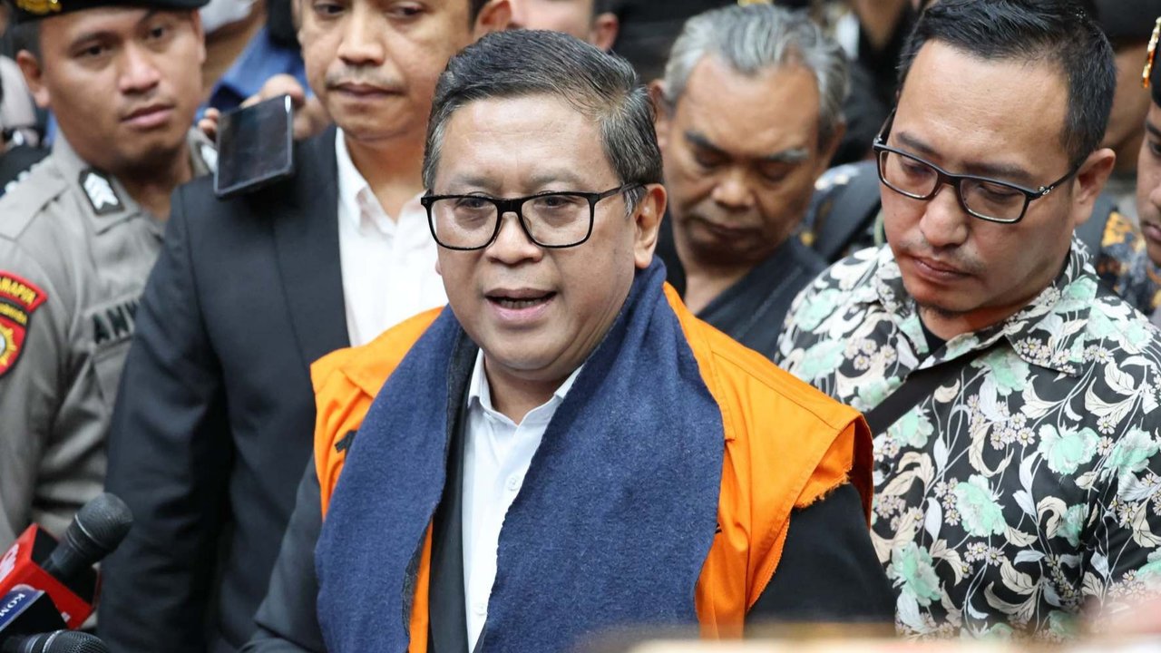 Sekjen PDIP Hasto Kristiyanto saat menjalani sidang perdana kasus dugaan suap Pengganti Antar Waktu (PAW) DPR RI yang melibatkan Komisioner KPU dan Caleg PDIP Harun Masiku serta perintangan penyidikan di Pengadilan Tipikor, Jakarta, Jumat (14/3/2024)