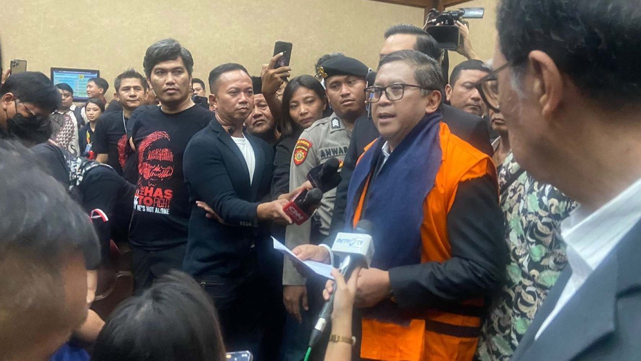 Sekjen PDIP Hasto Kristiyanto saat menjalani sidang perdana kasus dugaan suap Pengganti Antar Waktu (PAW) DPR RI yang melibatkan Komisioner KPU dan Caleg PDIP Harun Masiku serta perintangan penyidikan di Pengadilan Tipikor, Jakarta, Jumat (14/3/2024)