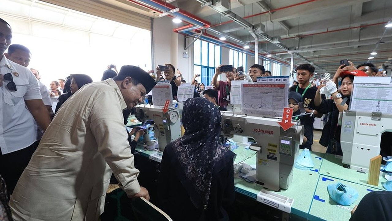 Presiden Prabowo di Pabrik Sepatu