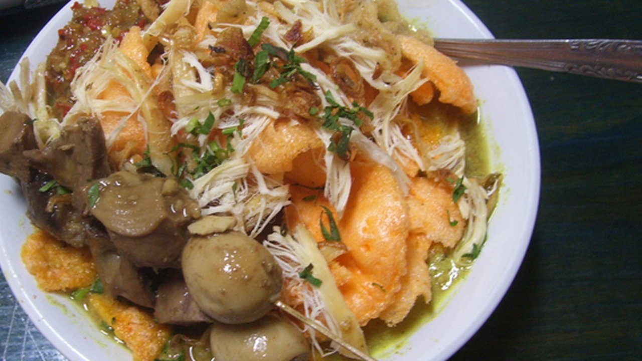 Ilustrasi Bubur Ayam Kuah Kuning Credit: freepik.com