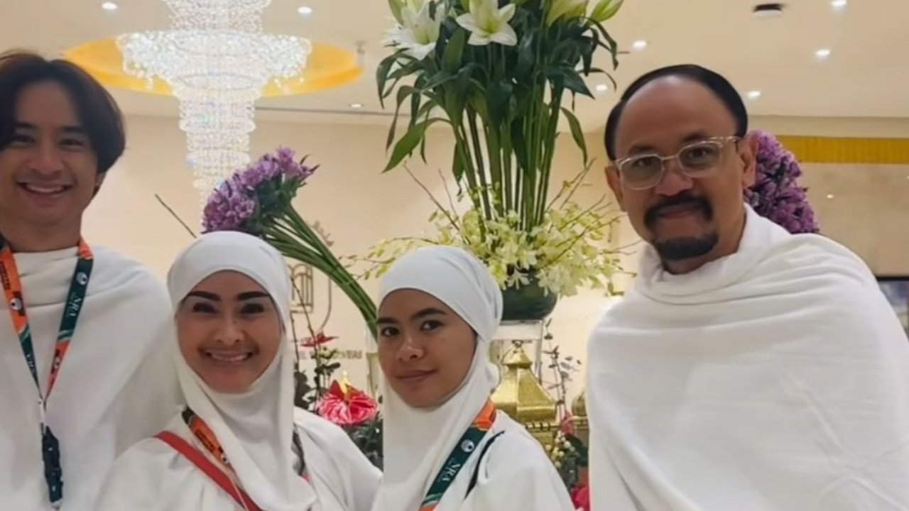7 Potret Iis Dahlia dan Keluarga Jalani Umroh di Bulan Ramadan, Momen Penuh Haru di Tanah Suci