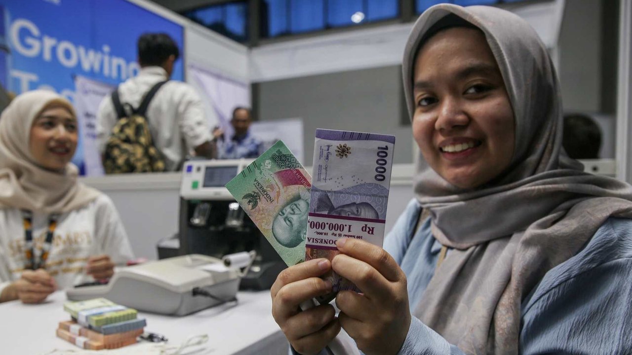 Masyarakat melakukan penukaran uang baru untuk kebutuhan Hari Raya Idul Fitri 1446 H di Hall Basket, Senayan, Jakarta, Jumat (21/3/2025).