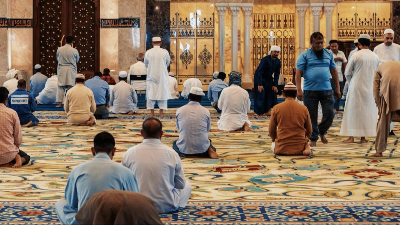 Desainer Ria Miranda ungkap 3 warna yang akan jadi tren fashion di Ramadan dan Lebaran 2024. Warnanya lebih cerah dibandingkan tahun sebelumnya.