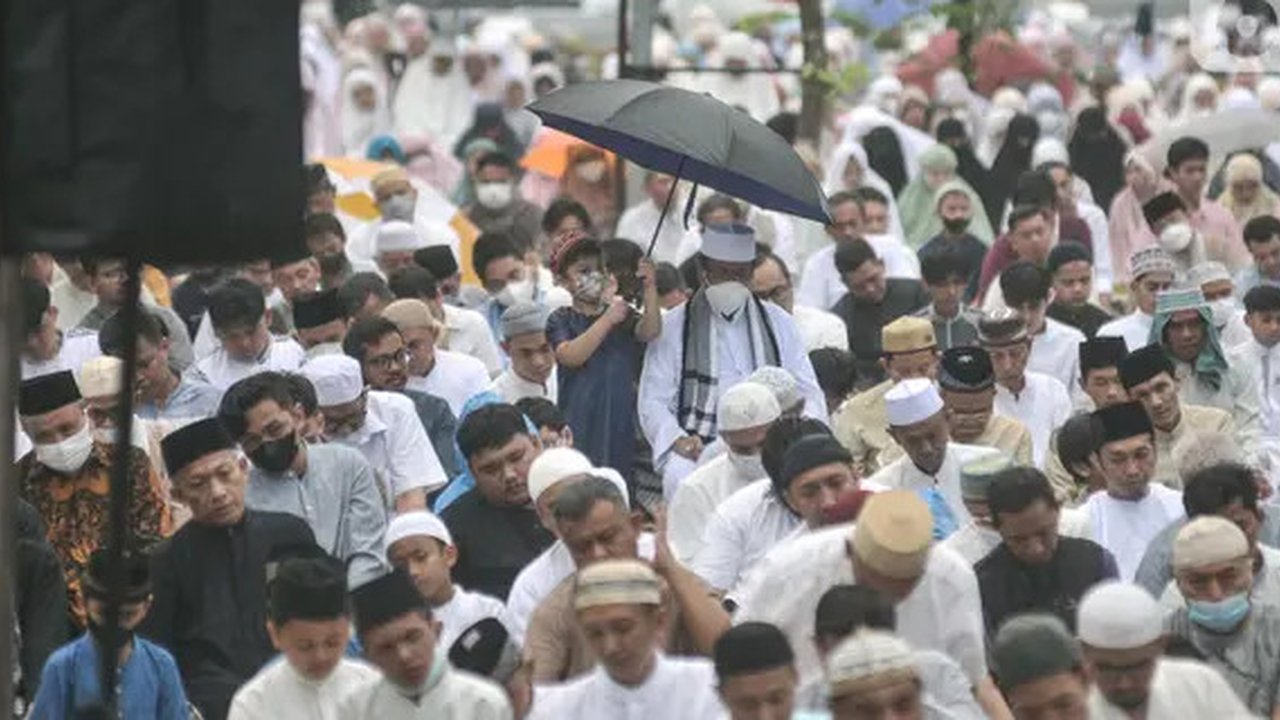 Jemaah tampak antusias mengikuti Sholat Id meski satu hari lebih dulu dari yang sudah ditetapkan Kemenag, Sabtu, 22 April. (merdeka.com/Iqbal S Nugroho)
