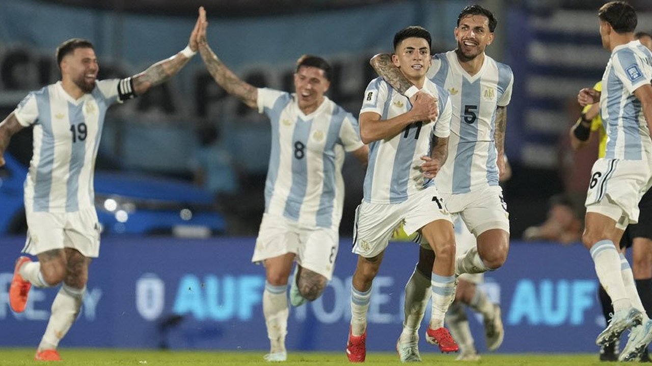 Hasil Uruguay vs Argentina: Tanpa Lionel Messi, La Albiceleste Menang Berkat Gol Thiago Almada