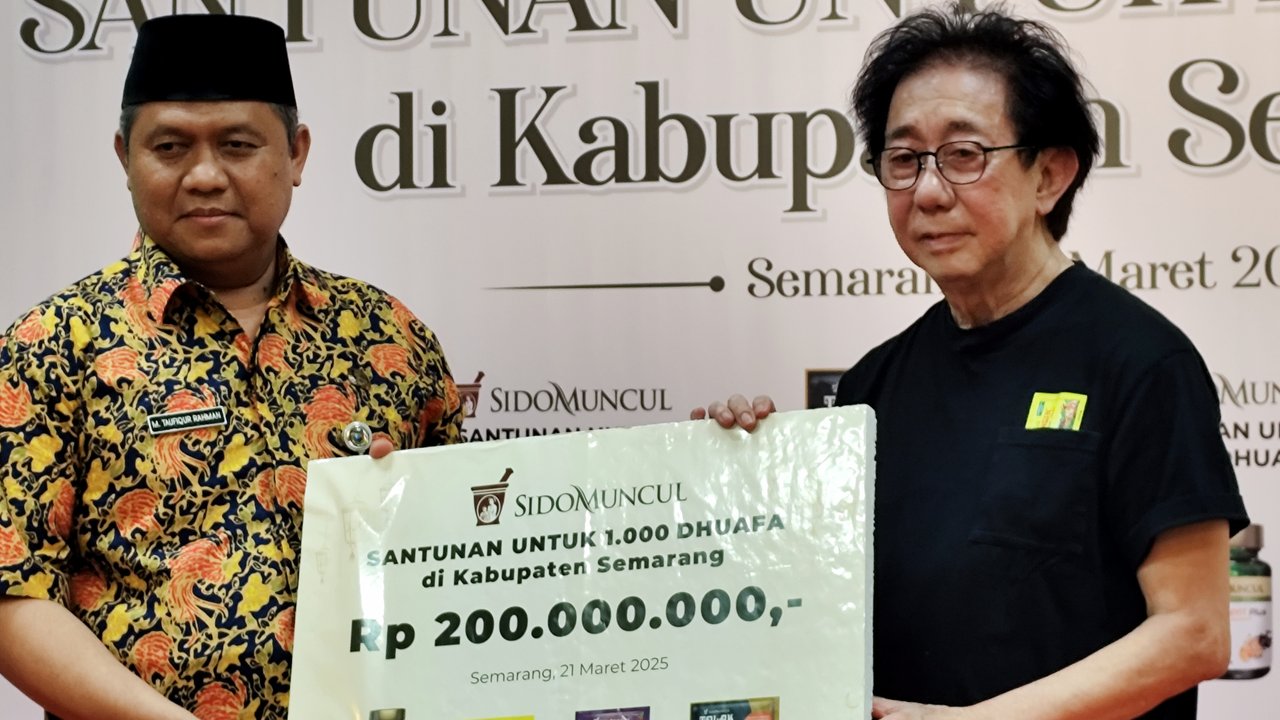 Direktur Sido Muncul Dr. (H.C.) Irwan Hidayat memberikan santunan 1.000 duafa di Kabupaten Semarang.