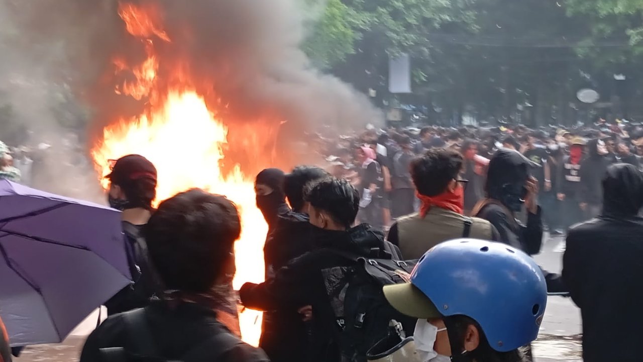 Demo soal UU TNI di Bandung Berakhir Ricuh, Massa & Polisi Saling Kejar, Wartawan jadi Korban Pemukulan