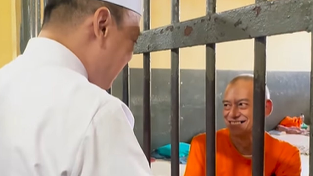 Momen Ustaz Kondang Datangi Fariz RM di Penjara, Nasihat Hidup Bikin Sang Idola Menangis