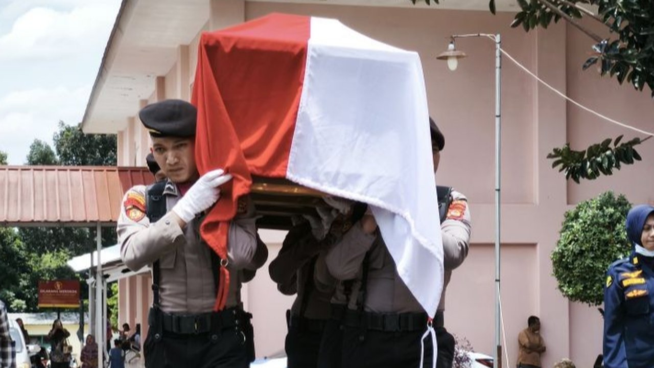 Penyelidikan tewasnya tiga polisi di Way Kanan, Lampung, menemukan 12 selongsong peluru di lokasi kejadian; satu oknum TNI telah diamankan.