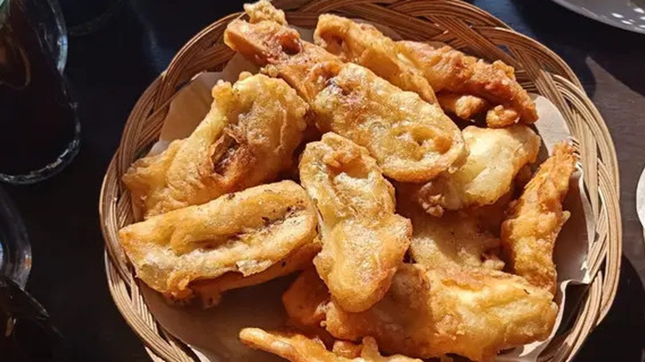 Pisang goreng tepung sambal roa di Desa Wisata Budo. (dok. Liputan6.com/Dinny Mutiah)