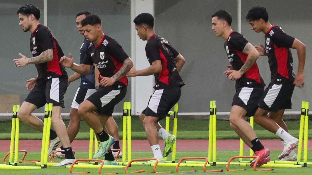 Pemain Timnas Indonesia  melakukan latihan jelang pertandingan Kualifikasi Piala Dunia 2026 di Stadion Madya