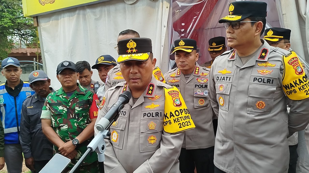 Tiba di Posko Pengamanan Mudik, Kapolda Metro Langsung Lihat Rekaman CCTV