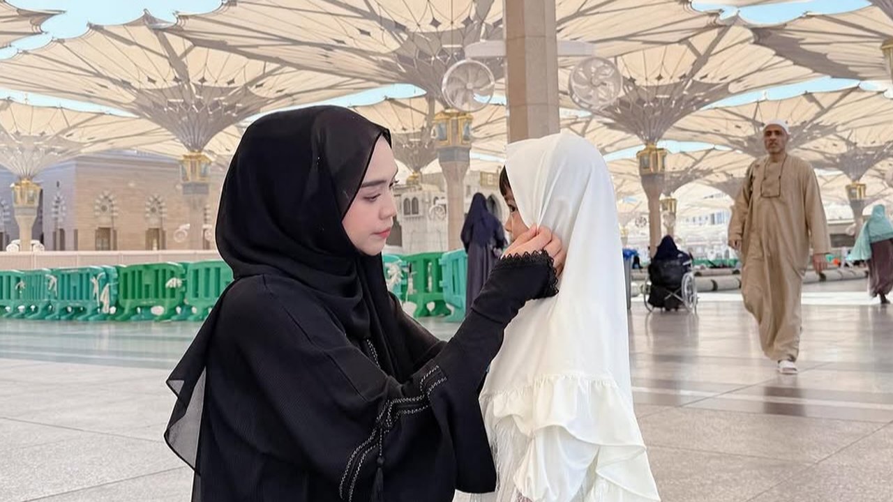 4 Potret Ria Ricis dan Moana saat di Masjid Nabawi, Kontras tapi Serasi Kenakan Hitam dan Putih