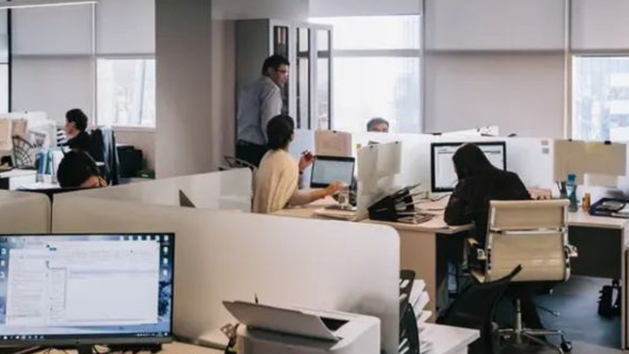 Ilustrasi karyawan, bekerja, suasana kantor. (Photo by Damir Kopezhanov on Unsplash)