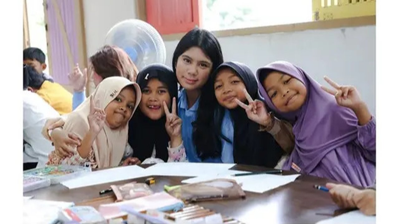 Almira Yudhoyono isi libur Ramadhan dengan menjadi volunteer mengajar di Rumah Pintar Cikeas. (sumber: Instagram/annisayudhoyono)