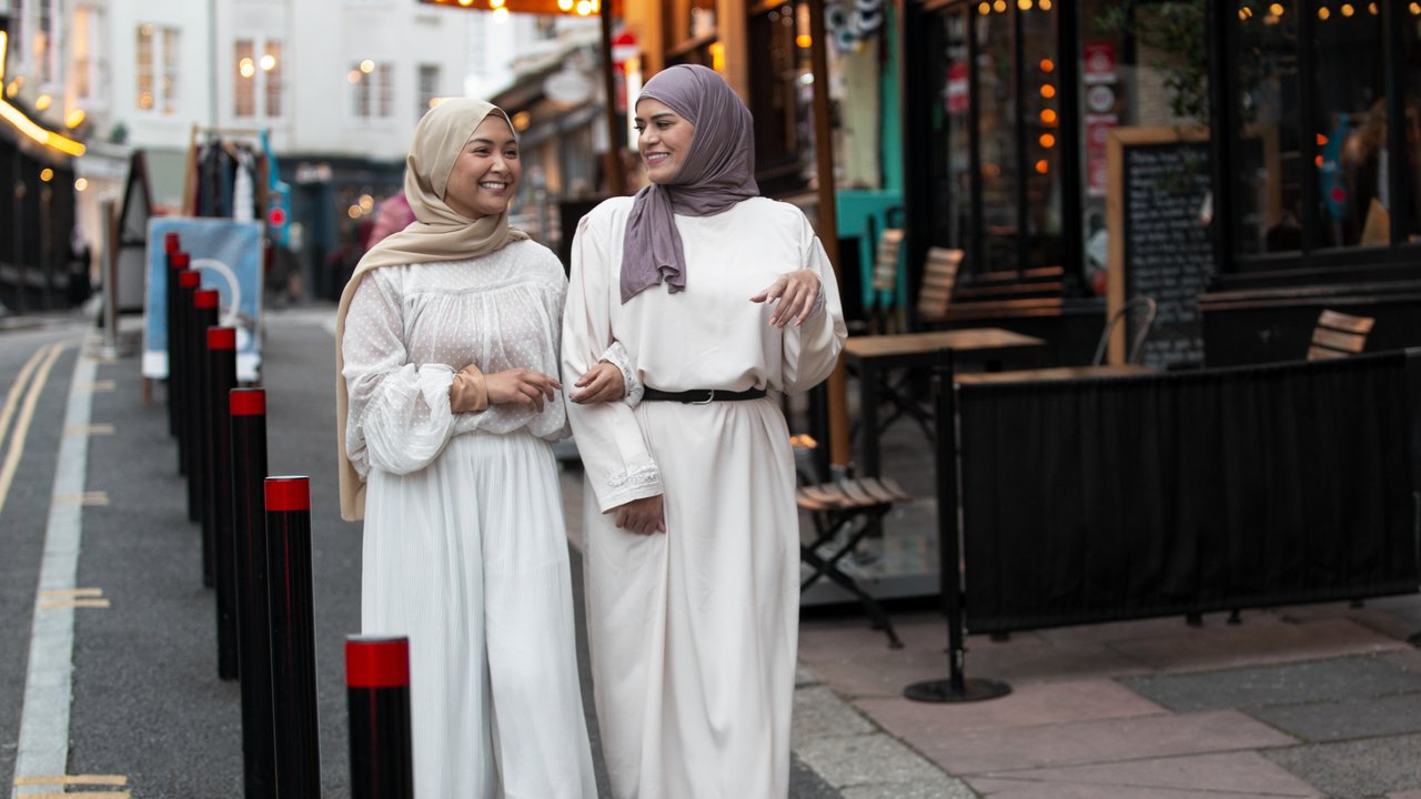 ilustrasi model baju overdress/freepik