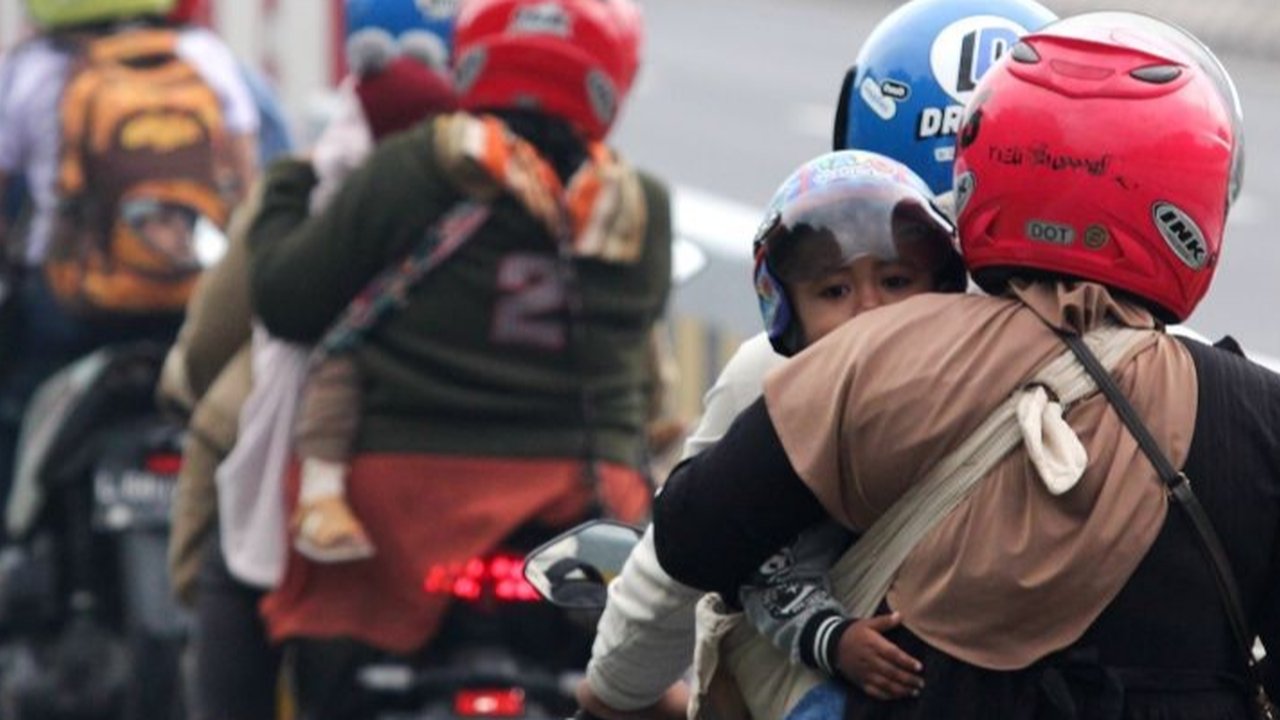 Pakar keselamatan jalan raya menyarankan untuk tidak mudik menggunakan sepeda motor karena risiko kecelakaan yang tinggi dan faktor keamanan yang minim, terutama dengan kondisi jalan yang kurang stabil dan cuaca yang tidak menentu.