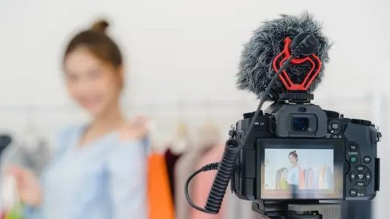 Ilustrasi jualan online. (freepik/tirachardz)