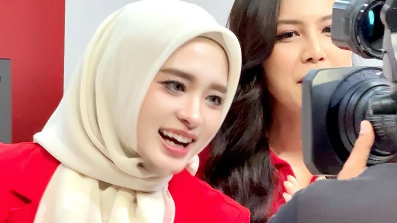 5 Potret Kesibukan Inara Rusli di Bulan Ramadhan yang Produktif