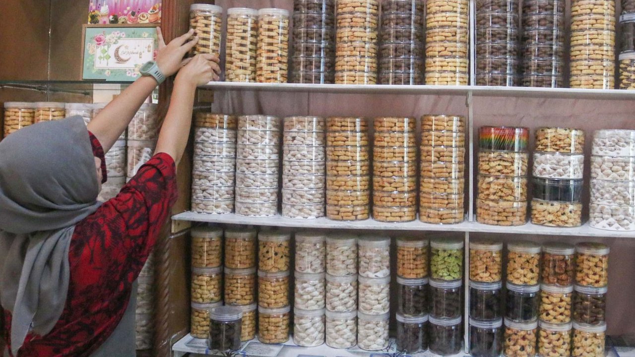 Pedagang menjual kue kering melalui siaran langsung media sosial di industri rumahan Salzi Bakery, Depok, Jawa Barat, Jumat (14/3/2025).