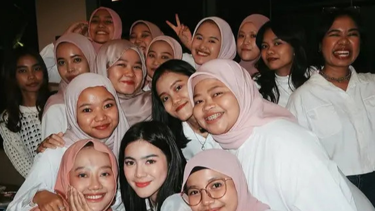 Potret Artis Buka Puasa Bareng Fans. (Sumber: Instagram/mylinzofficial/felicyangelista_)