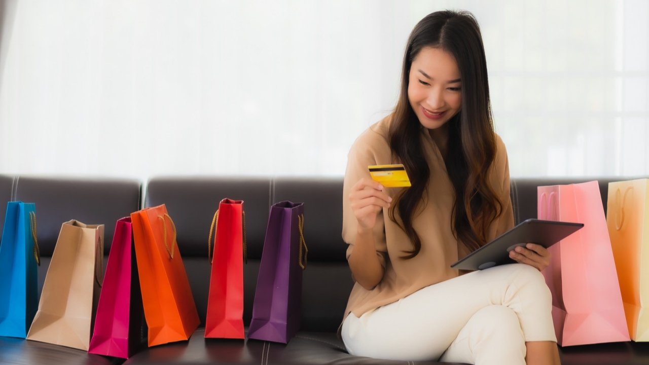 Ilustrasi belanja online. (Image by lifeforstock on Freepik)