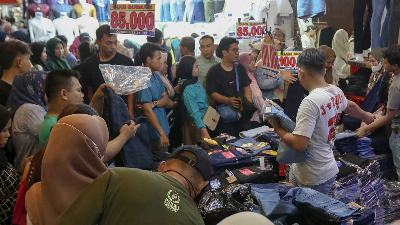 Sejumlah warga memadati Pasar Tanah Abang di Jakarta, Minggu (23/3/2025).