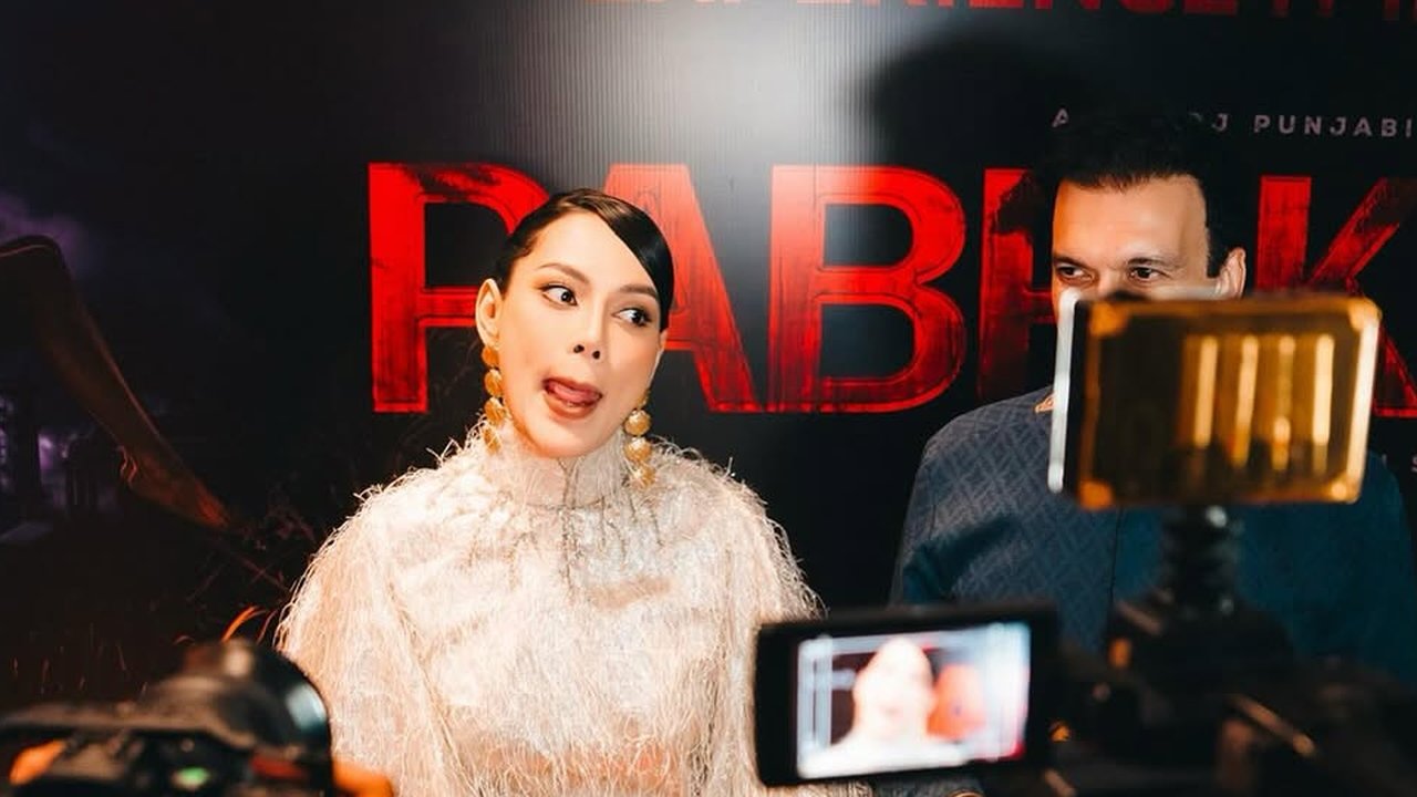 Potret Erika Carlina Hadir di Gala Premier Film 'PABRIK GULA', Oufitnya Keren dan Tak Pernah Gagal