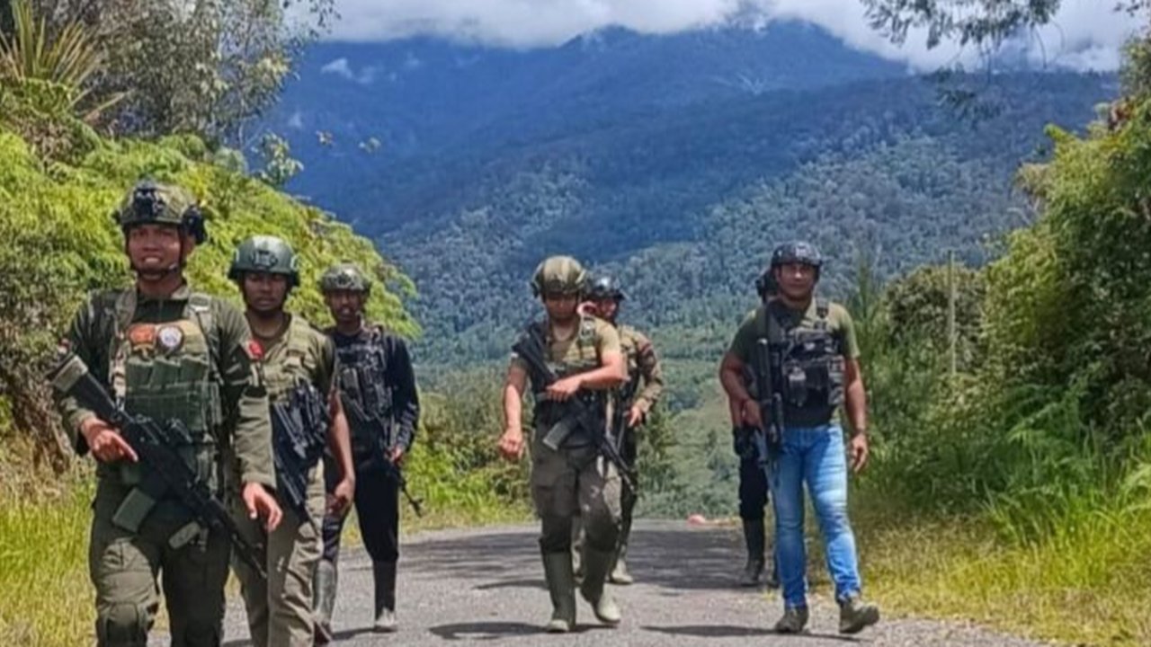 Satgas Operasi Damai Cartenz meningkatkan pengamanan di Kampung Bazemba, Intan Jaya, Papua Tengah, setelah insiden penembakan oleh OTK yang diduga anggota OPM, tanpa menimbulkan korban jiwa.