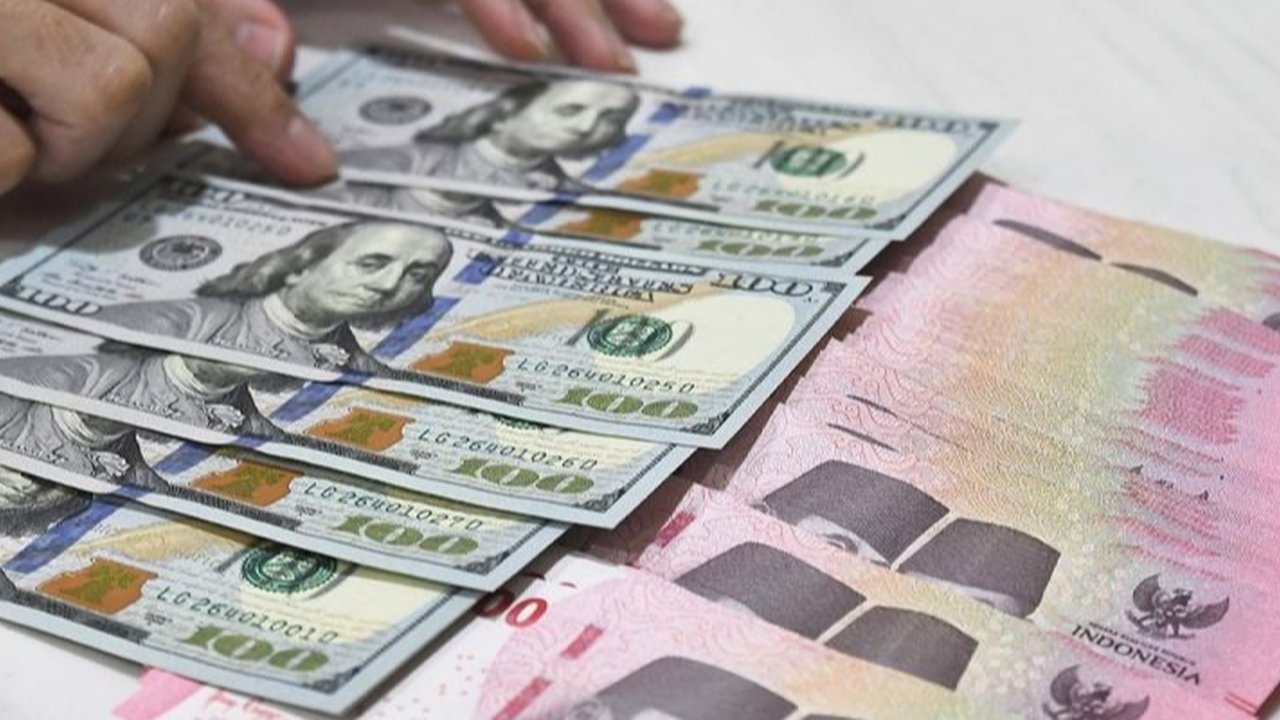 Nilai tukar rupiah terhadap dolar Amerika Serikat menguat tipis pada Jumat pagi, mencapai Rp16.481 per dolar AS, meningkat 4 poin dari penutupan sebelumnya.