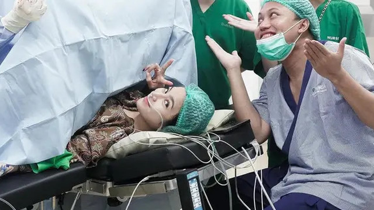 Momen Mahalini melahirkan anak pertama. (sumber: Instagram/rizkyfbian)