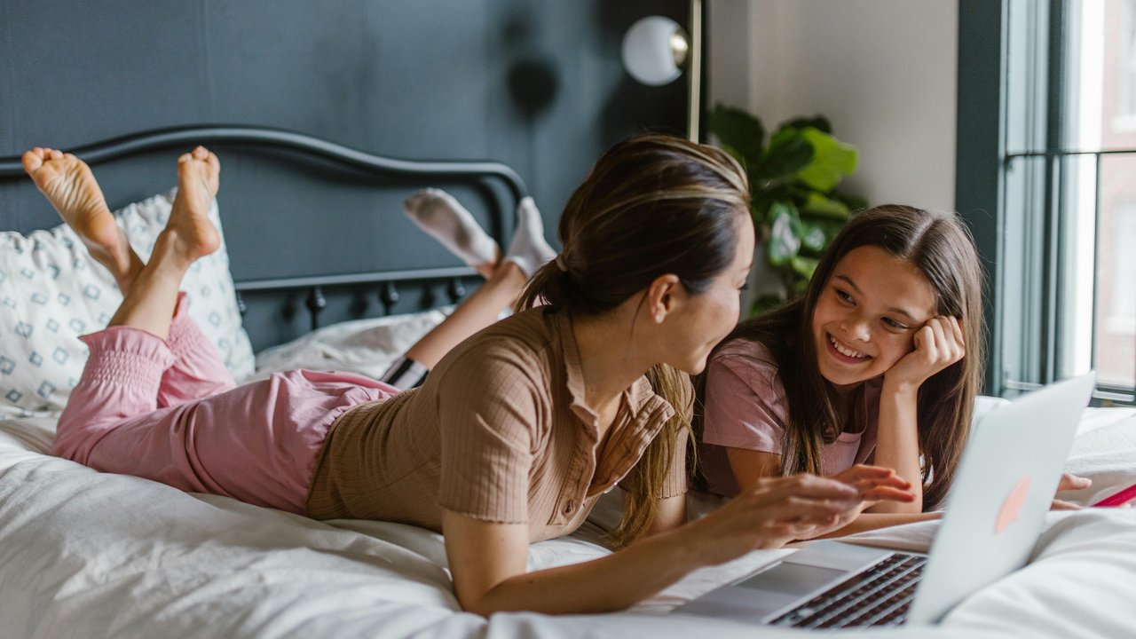 Ilustrasi kebersamaan orangtua dengan anak remaja (sumber foto: pexels.com/RDNE Stock project)