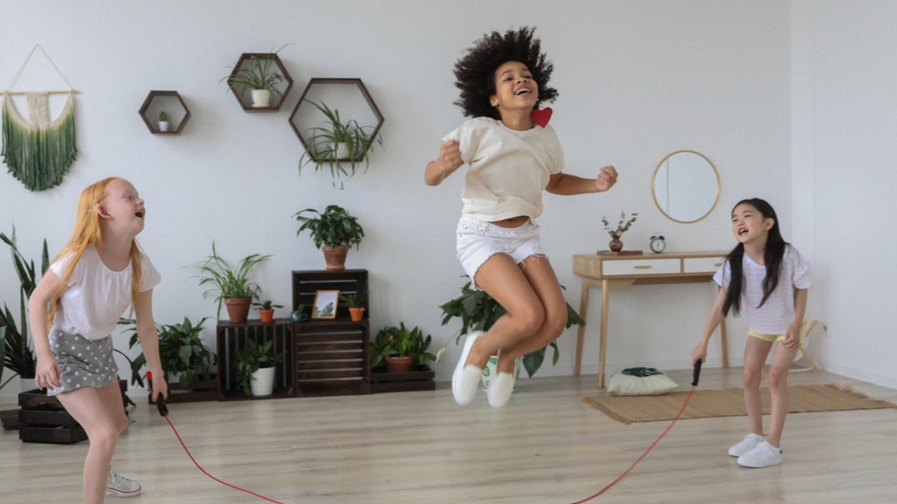 Ilustrasi anak, teman masa kecil, anak bermain. (Photo by Monstera from Pexels)