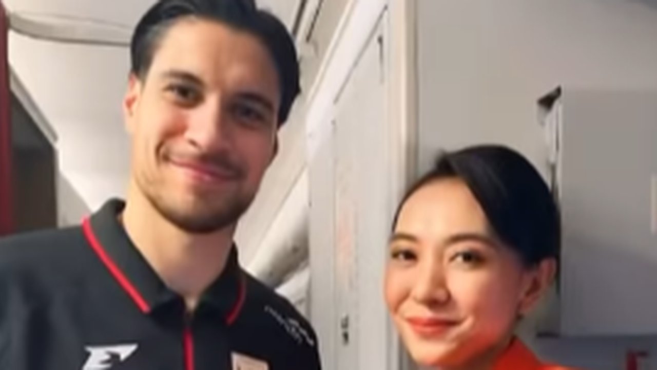 Potret Pramugari Foto Sama Para Pemain Timnas Bikin Iri Sampai Ada Pose Dirangkul