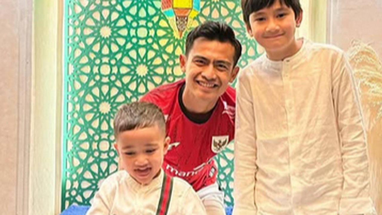 Foto Bareng Pratama Arhan, Rayyanza Bikin Salfok - Mulai dari Pose Unik Hingga Gaya Super Kece