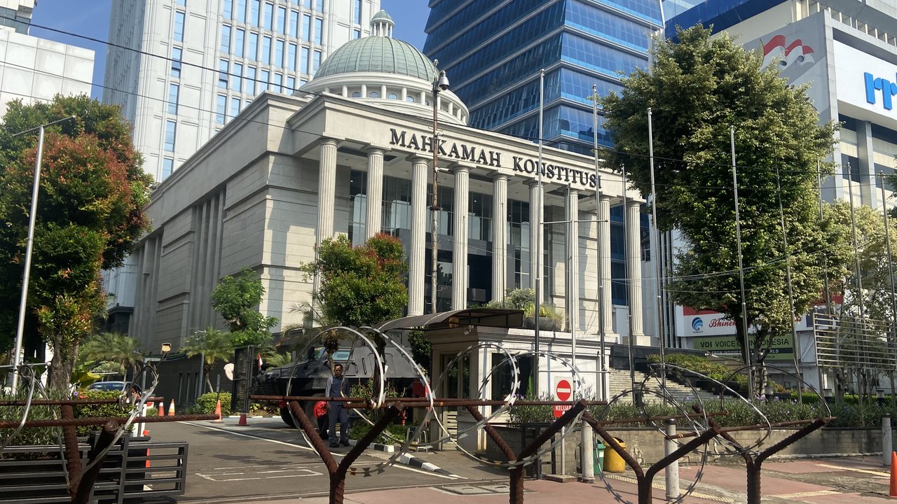 Gedung Mahkamah Konstitusi (MK) dipasangi tembok beton dan kawat berduri menjelang sidang perdana Perselisihan Hasil Pemilihan Umum (PHPU) Pilpres 2024 besok, Rabu, (26/3/2024). (Radityo).