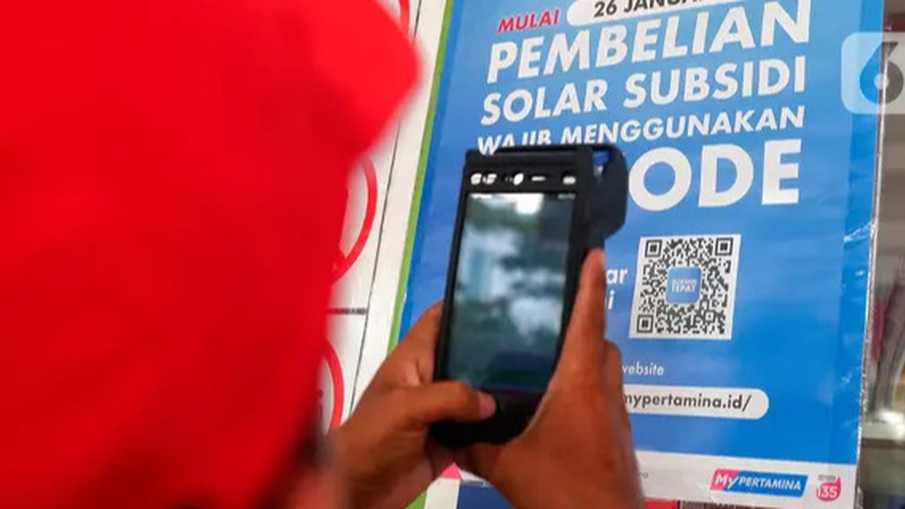 Petugas melakukan pengisian bahan bakar pertalite di SPBU Pertamina Abdul Muis, Jakarta, Kamis (30/6/2022). PT Pertamina (Persero) melalui anak usahanya, PT Pertamina Patra Niaga, akan mel