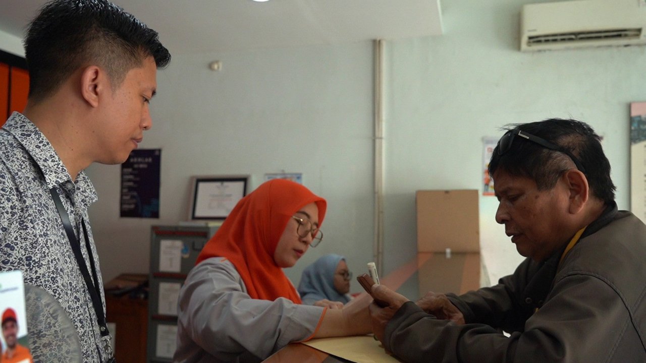 PT Pos Indonesia (Persero) atau Pos IND kembali menyalurkan dana bansos sembako dan PKH di sejumlah wilayah. Salah satunya di Tangerang Selatan (Tangsel), Banten. (Dok. PT Pos Indonesia)