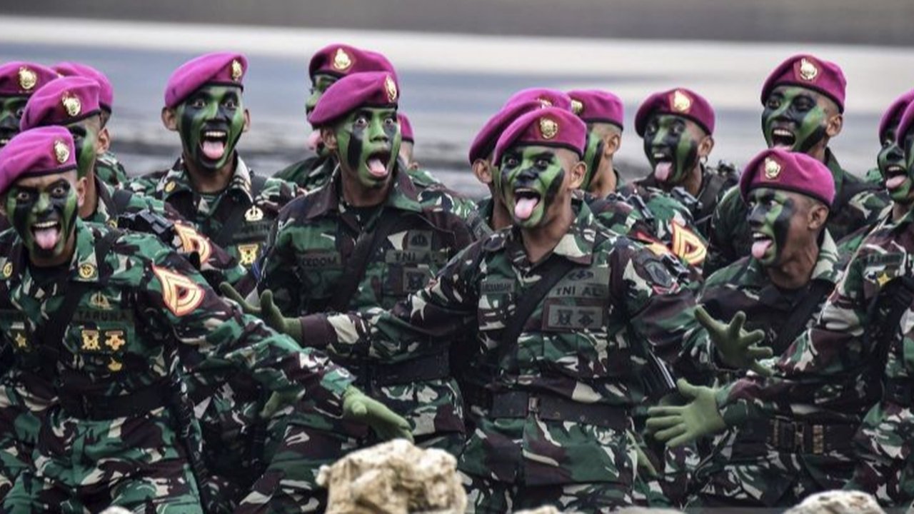 Korps Marinir TNI AL resmi melantik 320 prajurit baru setelah melewati serangkaian pelatihan berat, siap menjaga kedaulatan Indonesia.