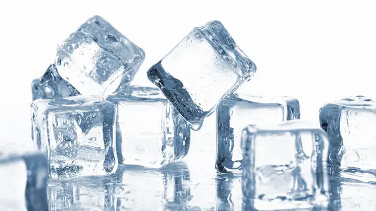 Rasa dingin pada es batu dapat menyamarkan dark circle jika dilakukannya dengan rutin. (Foto: Freepik/Racool_Studio)