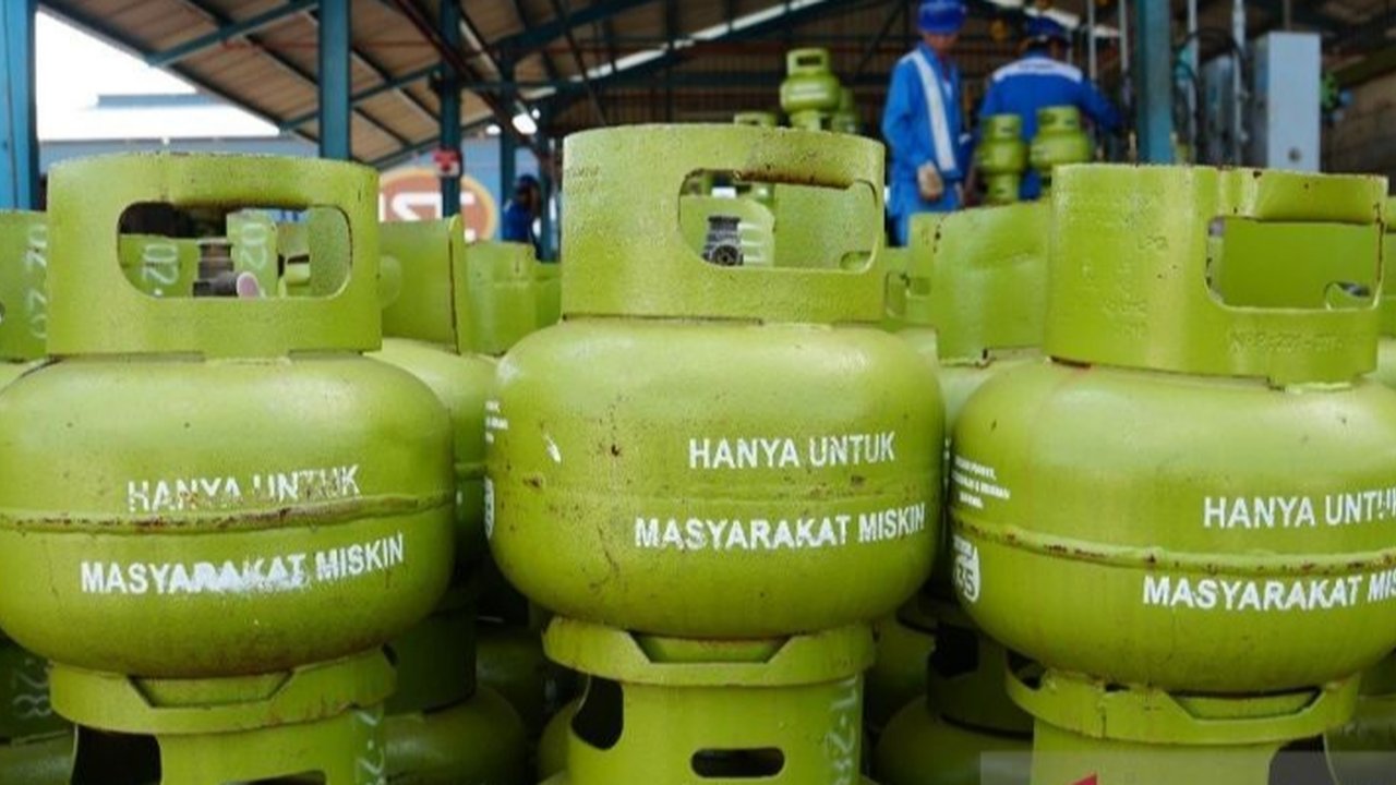Ombudsman Kepri menemukan penyimpangan harga jual gas LPG 3 kg di Batam, dengan kenaikan harga hingga Rp7.000 per tabung akibat manipulasi harga dan monopoli distribusi oleh agen tertentu, sehingga subsidi menjadi kurang efektif.