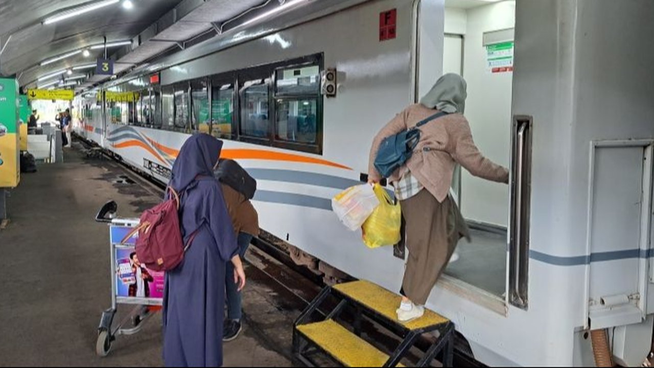 Lonjakan pemudik di Stasiun Pasar Senen pada H-7 Lebaran 2025 mencapai 25.704 orang, melampaui kapasitas kereta api hingga 103 persen, didorong oleh tambahan kereta api dan kebijakan WFA.