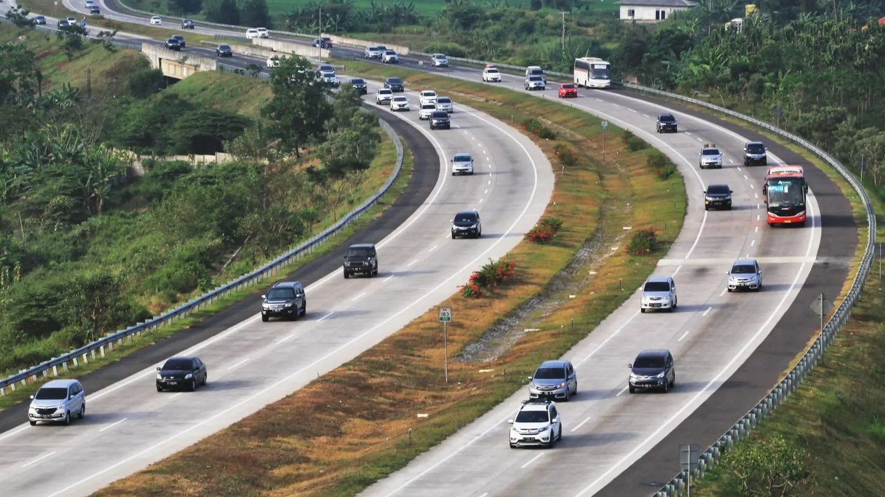 Ruas Tol Trans Jawa dengan rekayasa one way pada arus mudik lebaran.