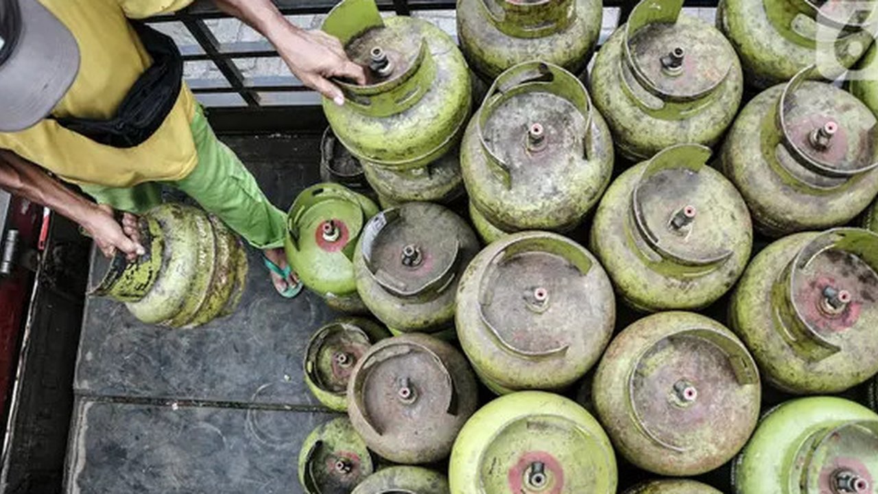 Pekerja melakukan bongkar muat tabung elpiji atau LPG 3 kilogram di agen gas kawasan Rawasari, Jakarta, Senin (19/9/2022). Menteri Energi dan Sumber Daya Mineral (ESDM) Arifin Tasrif mengutar